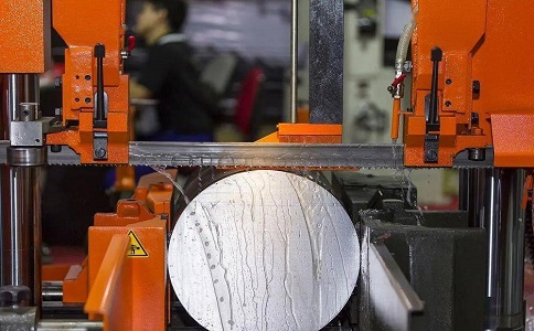 洪湖立式金属带锯床切削出现跑带故障解决方法！